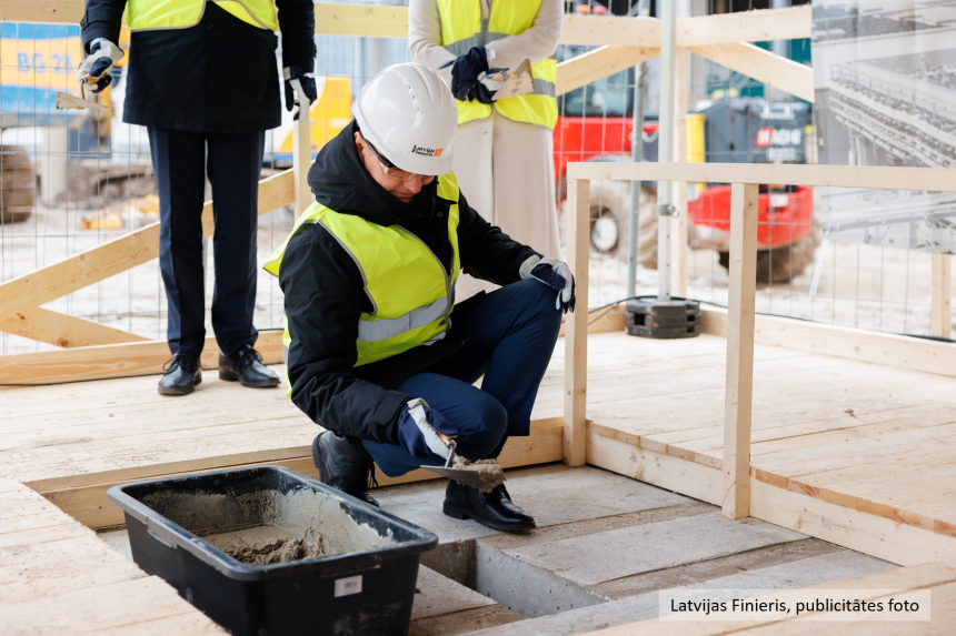 Latvijas Finiera jaunās sveķu rūpnīcas atklāšanas pasākums. Pamatos tiek ierakts vēstījums nākamajām paaudzēm.