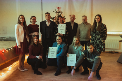 LVKĶI Polimēru laboratorijas pārstāvji pie Ziemassvētku eglītes
