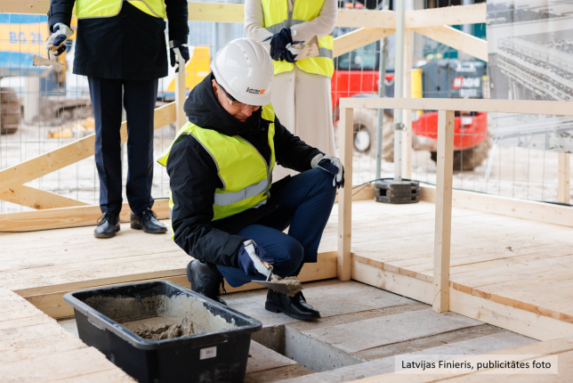 Latvijas Finiera jaunās sveķu rūpnīcas atklāšanas pasākums. Pamatos tiek ierakts vēstījums nākamajām paaudzēm.